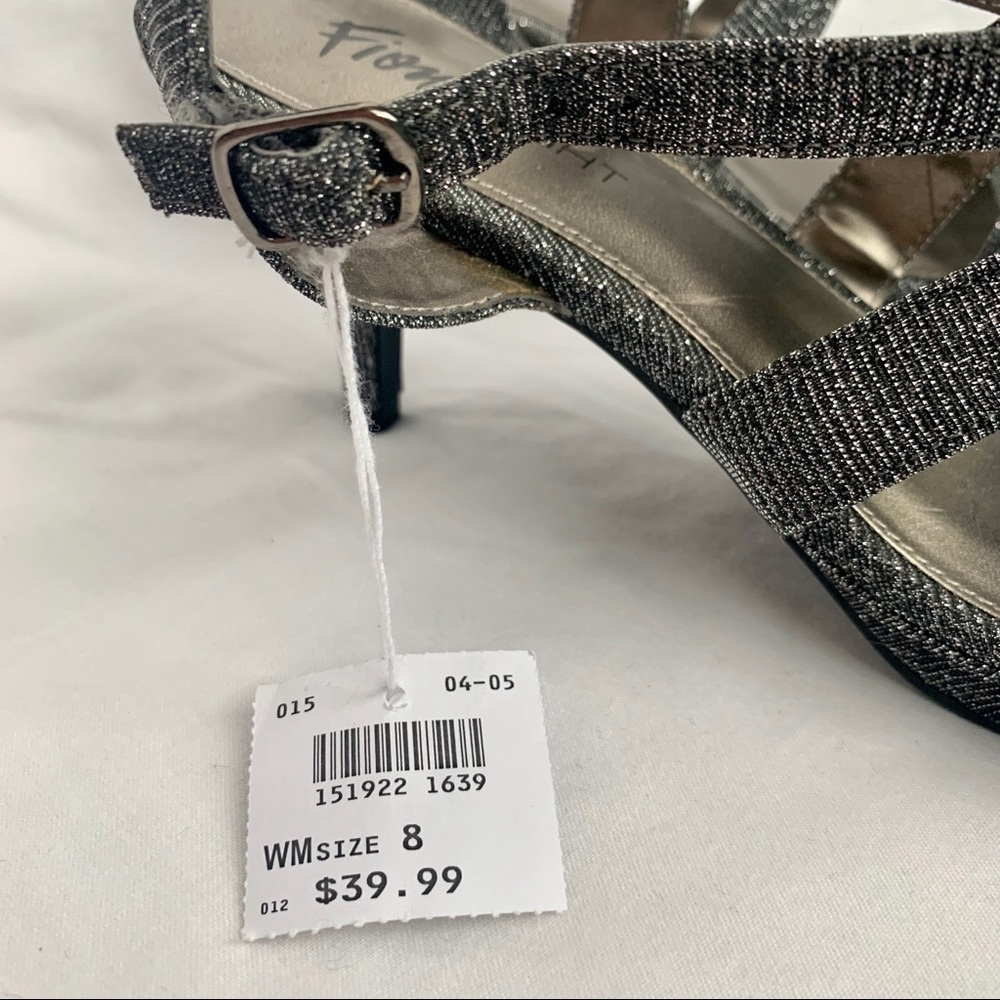 Silver Heels - Picture 7 of 7